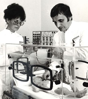 Renate Huch und ihr Mann Albert Huch am Bett eines kleinen Patienten (1976)